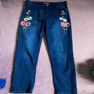 Denim crop jeans with embroidered flowers